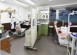 診療室です。診療チェアはパーテーションで仕切られていますので安心です。