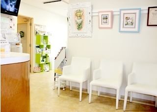 明るくオープンな待合室で患者さまにリラックスしていただけるよう配慮しております。