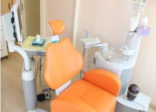 カラフルな診療チェアが印象的です。