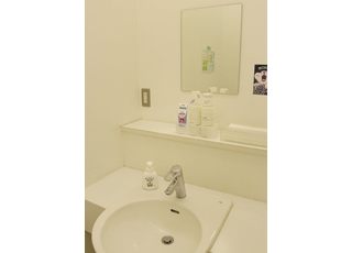 洗面台です。紙コップを置いてますので、ご自由に歯磨きをしていただけます。