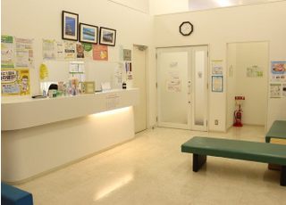 明るく広い待合室なので、ゆったりと過ごしていただけます。