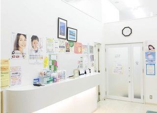 受付カウンターです。こちらまでお問い合わせ下さい。