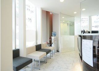 待合スペースはゆったりとおくろぎいただける空間となっています。