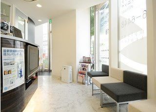 待合スペースにはテレビや雑誌、ウォーターサーバーをご用意しています。