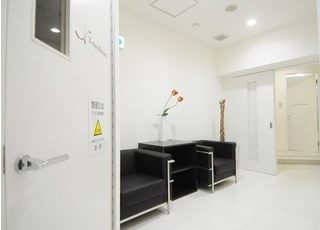 待合スペースにはソファ席もあります。