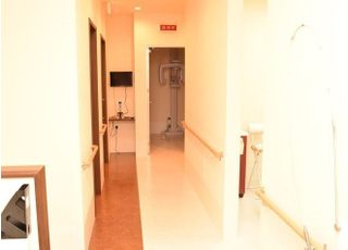 通路には手すりを設置して段差をなくすなど、どなたでもご利用いただきやすいようにバリアフリーの院内としております。