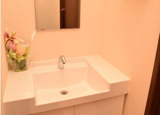 お手洗いは清潔さを保っておりますので、治療後のお口チェックなどでもご利用ください。