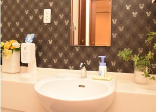 トイレ内も無機質とならないように、壁紙を変えたりお花を置いたりしています。