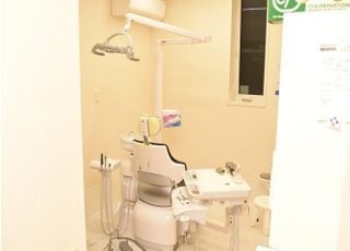 各診療室には窓も設け、閉塞感を無くすように配慮しております。