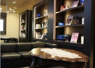 待合室には書籍等もご用意しております。