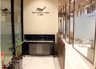 入口を入るとピアノがありリラックスした雰囲気を演出します。