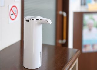 手をかざすと自動でアルコールが出てきます。
