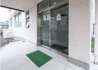 こちらからお入りください。