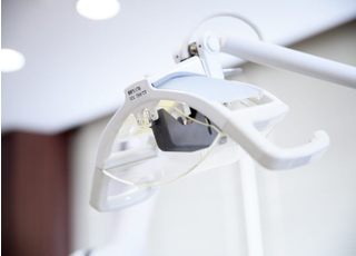 治療中の口元を明るく照らします。