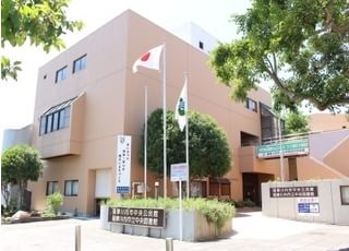 図書館の近くに医院はあります。