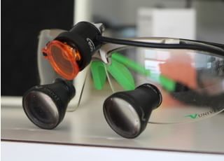 拡大鏡を使いより詳細に口腔内を診ていきます。