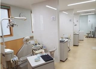 診療室です。仕切りで区切っております。