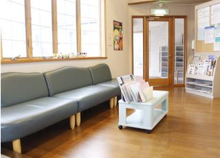 明るく開放感のある待合室です。