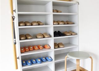 こちらで靴をお履き替えください。