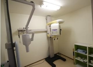 レントゲンを使い、患者さんの症状の原因を探ります。