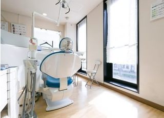診療室には大きな窓を設けているため、光が入る明るい院内で治療を受けていただけます。