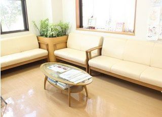 待合室です。お待ちの間もリラックスしてお過ごしいただけるよう、ゆったりとしたスペースをご用意しています。