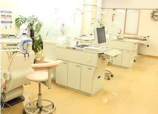 診療室は窓に面しているので、明るい光が差し込みます。