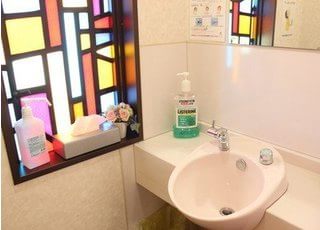 洗面台です。診療前後のブラッシングやお口元のお直しにご利用ください。