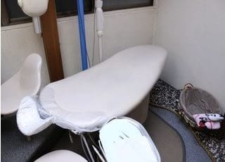 診療チェアです。リラックスして診療を受けていただけます。