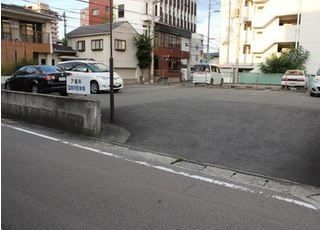 こちらの駐車場をご利用ください。