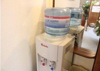 ウォーターサーバーを設置しておりますので、ご自由にお飲みください。
