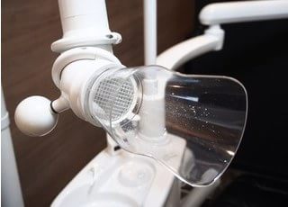 口腔外バキュームです。治療中に出た粉塵を吸引します。