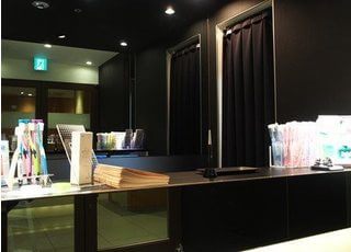 受付です。保険証の提示をお願いします。