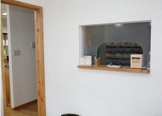 受付ではスタッフがていねいにご案内します。
