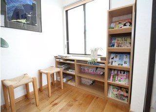 雑誌や漫画をご用意しています。待ち時間にご利用ください。
