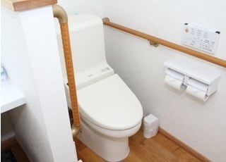 お手洗いには手すりが付いています。