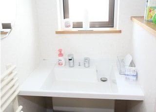 洗面台です。診療前後のうがいなどでもご使用いただけます。