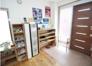 入り口ではスリッパに履き替えてお上がりください。