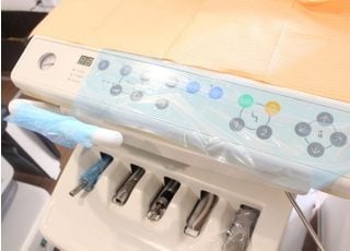 診療中に触れる部分にはテープを貼り、院内感染の対策を行っています。