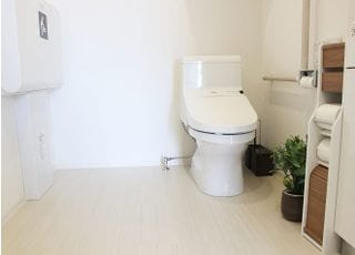 お手洗いです。広い作りになっているので、車いすの方も心地よくご利用いただけます。