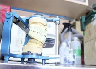 咬合器で噛み合わせを再現します。