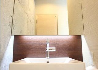 パウダールームで、診療前や診療後のお口元のケアにご利用ください。