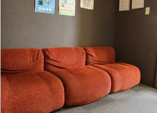 ゆっくりくつろげるようにソファもご用意しております。