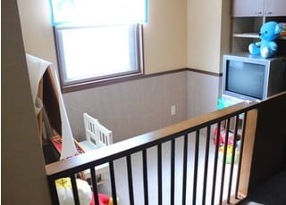 治療の間は、お子様をキッズスペースで遊ばせていただけます。スタッフが目を離さず見守りをしていますのでご安心ください。