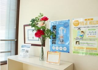 院内を明るく保つために、花も添えています。