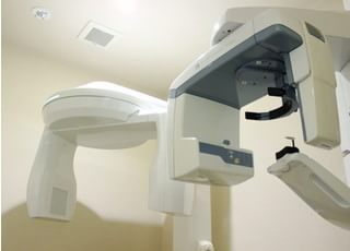 歯科用CTで画像を使用し、患者様が分かりやすい説明を行っております。
