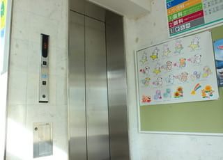 エレベーターがございますので、ご高齢の方やベビーカーをお連れの方でも安心してご来院ください。