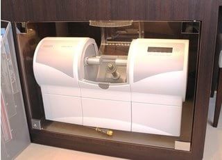 セラミック治療システムです。被せ物を削りだして、補綴物を作製します。