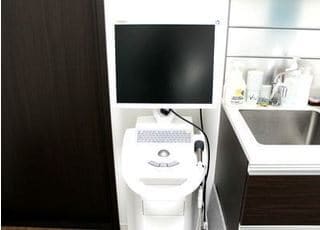 こちらもセラミック治療システムで、コンピュータの画面上にて3Dで修復物を設計します。