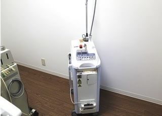 レーザー治療器です。痛みを軽減し、音や振動を抑えた治療が行えます。